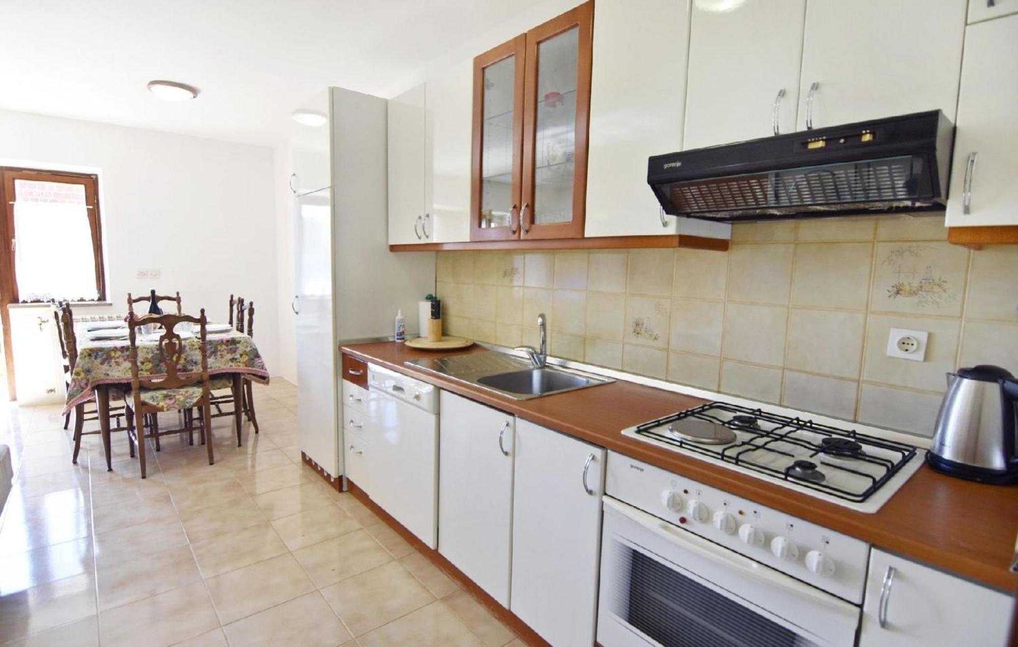 Apartment Mit Zwei Schlafzimmern In Strandnahe Bašanija Екстериор снимка